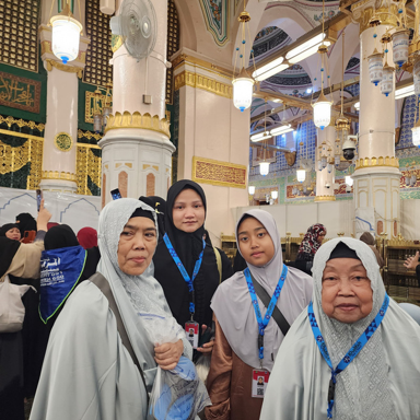Ibu Hj. Nani & Keluarga